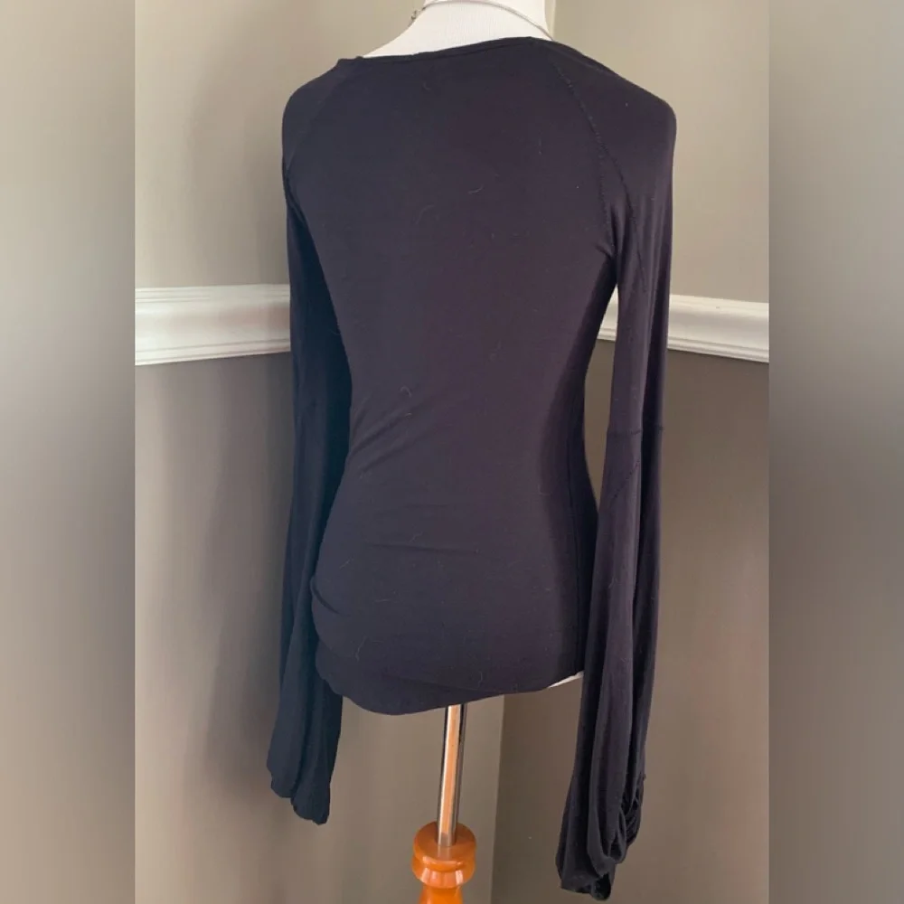 FREE PEOPLE ladies 95% rayon black “To the Tropics” size medium, long sleeve top